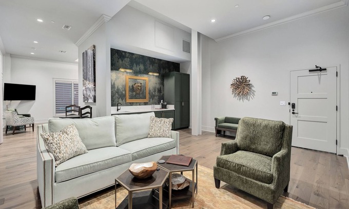 Cullman Hotel | The Wilderness Suite | 5 Minutes from I65 | In the heart of Cullman