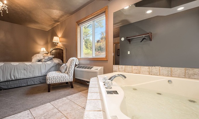 Farmington Hotel | The William Penn | Jacuzzi Tub Historic Inn Room