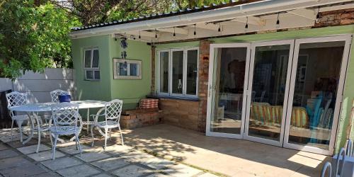 Grassy Park Apartment | The Willow Cottage