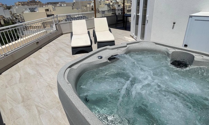 Victoria Apartment | The Willows Penthouse 10B