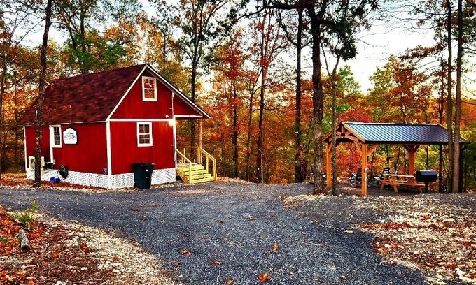 Marshall Villa | The Windstorm Cabin - Pet-friendly & a 2-person Jacuzzi hot tub!