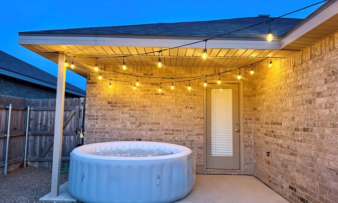 Lubbock House | The Winsome Western - HotTub - Fire Pit - PingPong