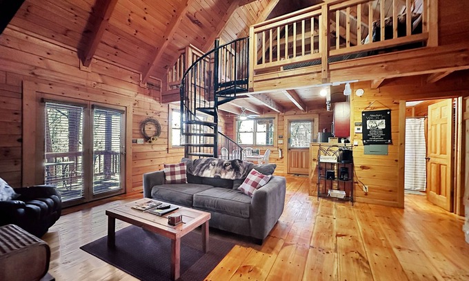 Pine Mountain Valley Cabin | The Wolf Cabin- Right End