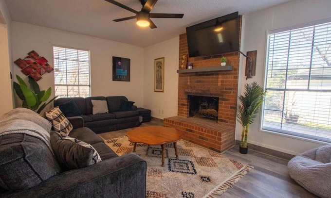 Fort Worth House | The Wonder Inn - Sleeps 11 near TCU