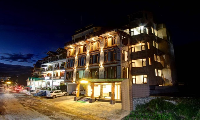 Manali Hotel | The Woodbine is situated amongst lofty evergreens and sublime Peaks.