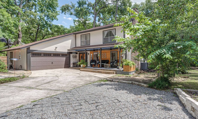 Grogan's Mill House | The Woodlands: Corner Casa in the Tall Trees!