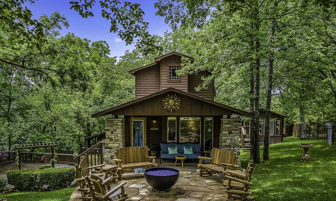 Eureka Springs Historic District Cabin | The Woods Cabins