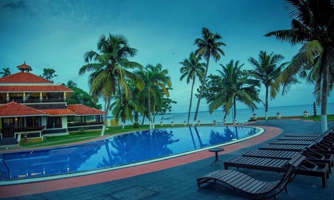 Thanneermukkom Hotel | The World Backwaters