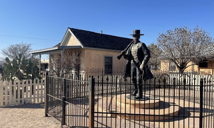 Tombstone Cottage | The Wyatt Earp House - 1 block from OK Corral