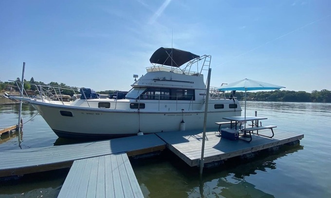 Antioch Boat Rental | The Yacht @ The Cottages on Petite Lake