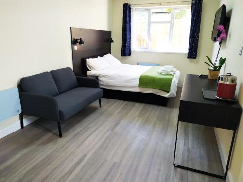 Headington Apartment | The Yew Studio - Self contained one bed studio flat with parking