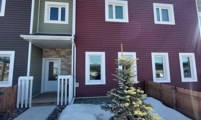 Whitehorse House | The Yukon Place 3beds 3 baths sleeps 9. Ten minutes to downtown