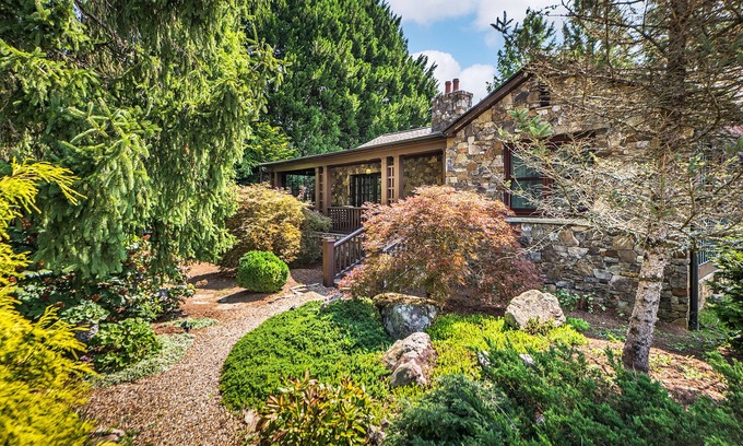 Hendersonville House | The Zen Den-Beautiful Home/Gardens/Walk to Downtown/Gas BBQ/Hot Tub/Fire Pitn