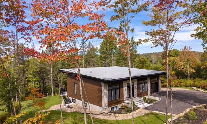 Saint-Jean-de-Matha House | The Zenith |Hot Tub | Lake |Pool Table