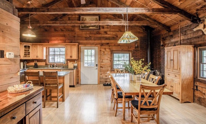 Hunter Cabin | @TheBridgeChalet Log Cabin .5 miles to Hunter 3BR