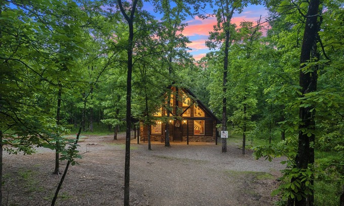 Hochatown Cabin | Themed Cabin Retreat:Pool Table/Hot Tub/Selfie Wall