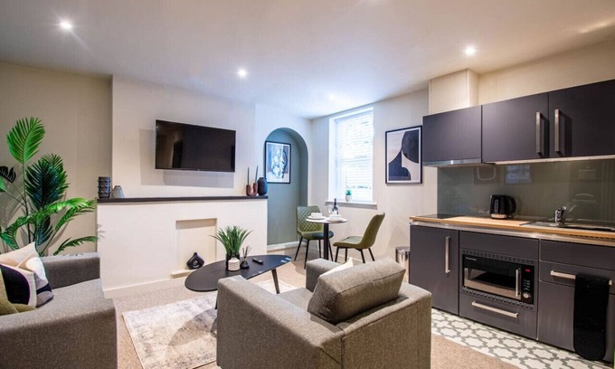 Thetford House | Thetford Hive Aparthotel Deluxe Suite 5