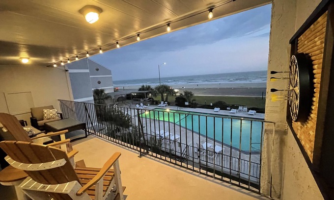 Galveston Condo | TheView210 2bed 2bath Beachfront Babe’s Beach Hot Tub Pool Pickle Tennis court