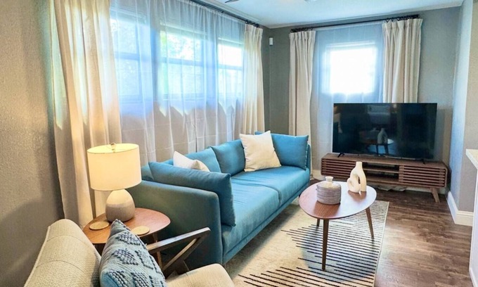 Northside House | TheYellowBungalow3- Cozy Urban/2bath/Extended Stay