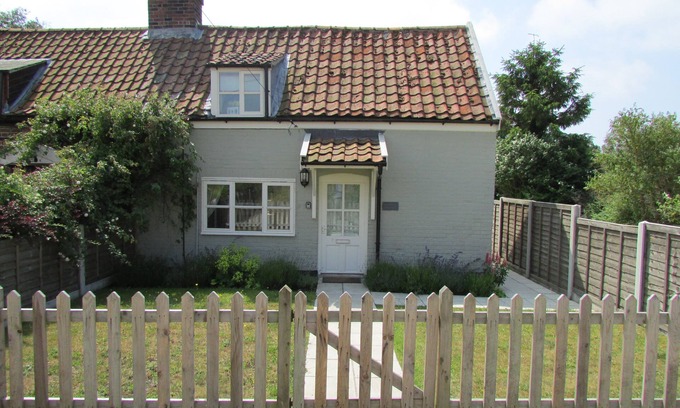 Knodishall Cottage | Thimble Cottage - sleeps 3 guests in 2 bedrooms