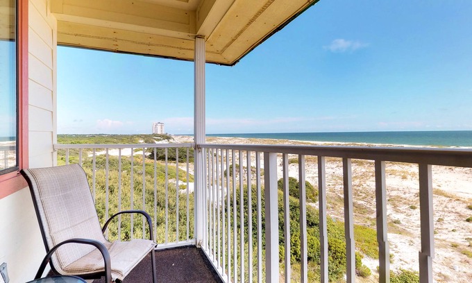 Fort Morgan Condo | Third floor ocean view condo with shared pool and beach access