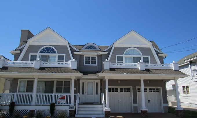 North End House | This 5 bedroom, 3 1/2 bath luxury house sleeps 10 and is located in a beach block