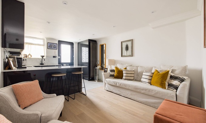 Fulham Apartment | This apartment is a 0 bedroom(s), 1 bathrooms, located in London, London.