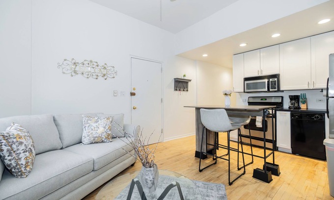 Park West Apartment | This apartment is a 1 bedroom(s), 1 bathrooms, located in Chicago, IL.