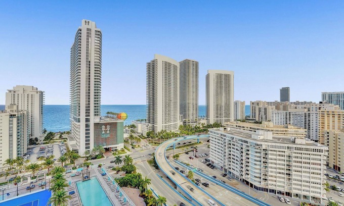 Hollywood South Central Beach Apartment | This apartment is a 2 bedroom(s), 2 bathrooms, located in Hollywood, FL.