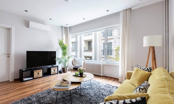 Sisli Apartment | This apartment is a 4 bedroom(s), 2 bathrooms, located in Şişli, İstanbul.