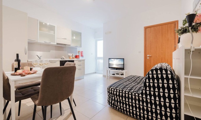 Tower Road Apartment | This apartment is a 1 bedroom(s), 1 bathrooms, located in Tas-Sliema, null.
