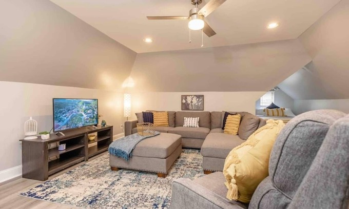 Morgantown Apartment | This apartment is a 0 bedroom(s), 1 bathrooms, located in Morgantown, WV.