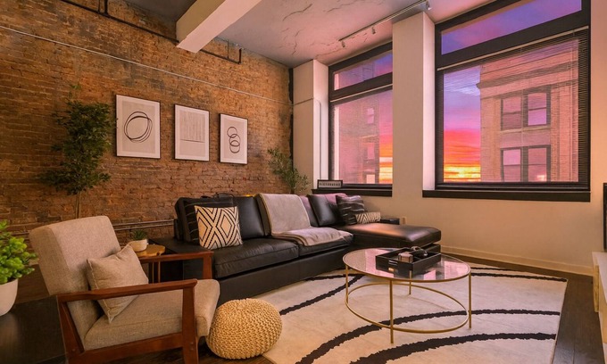 Cultural District Apartment | This apartment is a 1 bedroom(s), 1 bathrooms, located in Pittsburgh, PA.
