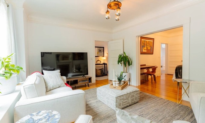 Eureka Valley Apartment | This apartment is a 2 bedroom(s), 1 bathrooms, located in San Francisco, CA.