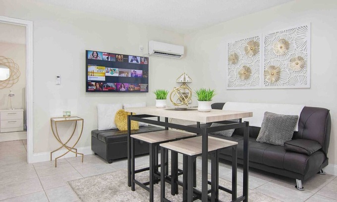 Hollywood Apartment | This apartment is a 1 bedroom(s), 1 bathrooms, located in Fort Lauderdale, FL.