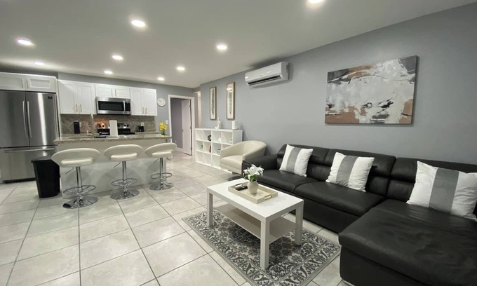 Hollywood Apartment | This apartment is a 2 bedroom(s), 1 bathrooms, located in Fort Lauderdale, FL.