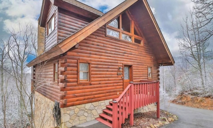 Gatlinburg - Pigeon Forge Cabin | This cabin is a 1 bedroom(s), 1 bathrooms, located in Gatlinburg, TN.