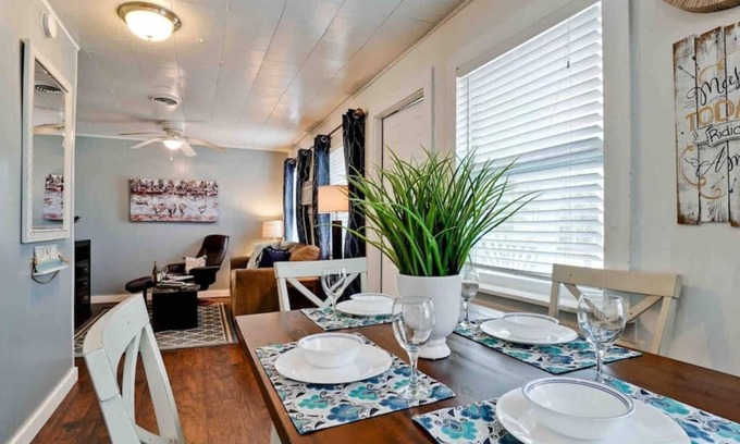 Englewood Cottage | This cottage is a 2 bedroom(s), 2 bathrooms, located in Englewood, FL.