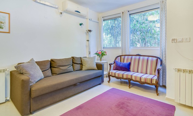 Emek Refaim Apartment | This first floor one bedroom apartment is a quiet retreat for busy tourists