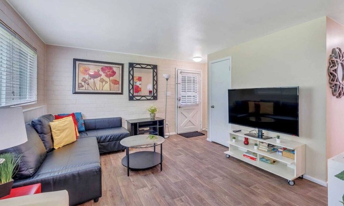 East Central Apartment | This fourplex is a 1 bedroom(s), 1 bathrooms, located in Salt Lake City, UT.