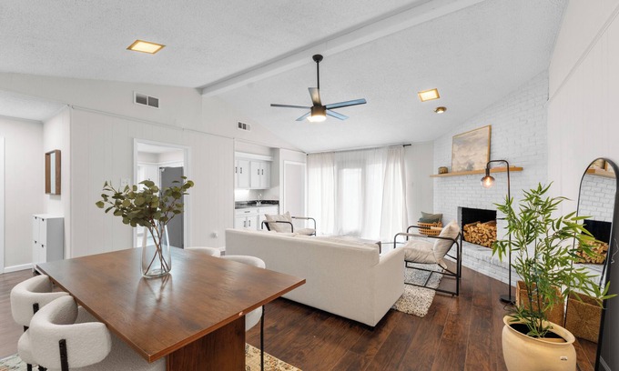 Richardson House | This house is a 3 bedroom(s), 2 bathrooms, located in Richardson, TX.
