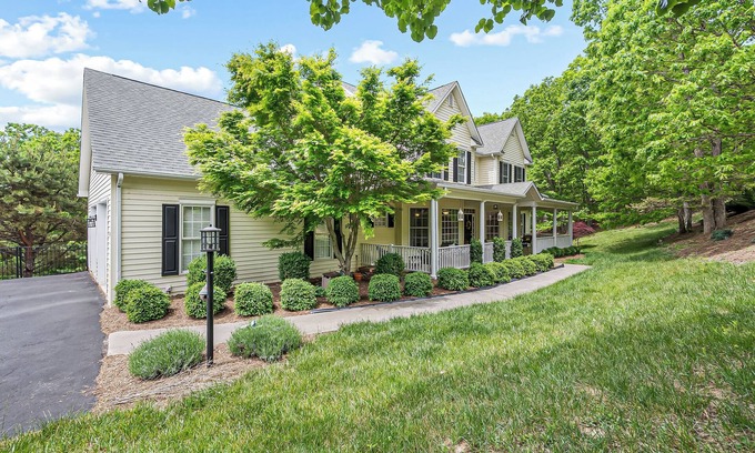 Blacksburg House | This house is a 4 bedroom(s), 4.5 bathrooms, located in Blacksburg, VA.