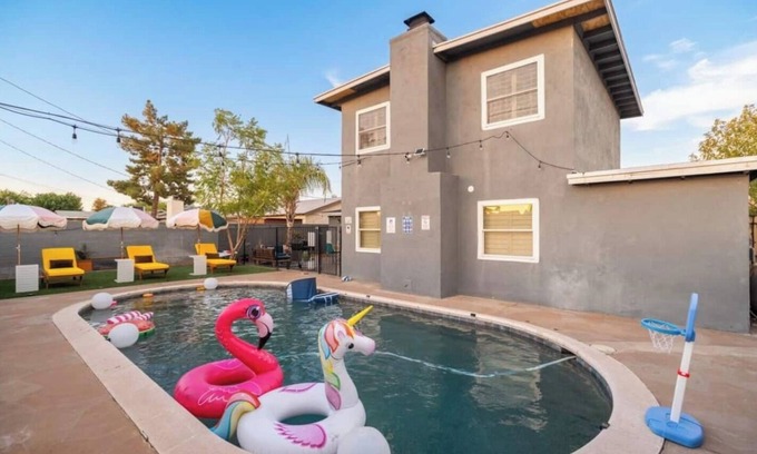 North Mountain House | This house is a 5 bedroom(s), 3 bathrooms, located in Phoenix, AZ.