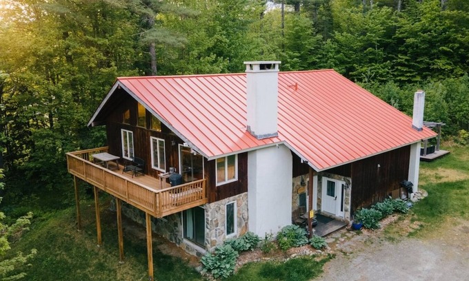 Londonderry House | This house is a 8 bedroom(s), 4 bathrooms, located in Londonderry, VT.
