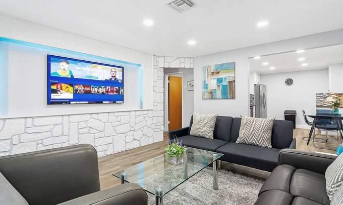Hollywood House | This house is a 2 bedroom(s), 1 bathrooms, located in Fort Lauderdale, FL.