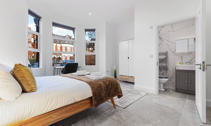 Marylebone Apartment | This is a large 4 bed, 2.5 bath garden apartment in a buzzing neighborhood!