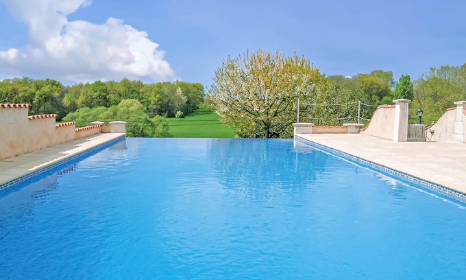 Montignac-le-Coq House | This little jewel shines on a hill in the hamlet of Servolle.