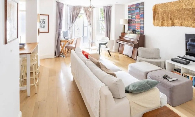 Holland Park Apartment | This property is unavailable for rental. See the description for an alternative.