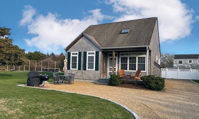 Katama Cottage | This Romantic Cottage is Simply a Cut Above -