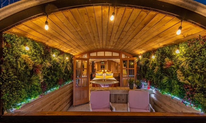 Wichenford Cabin | This Shepherd Hut is the ultimate couples retreat with roll top copper bath tub